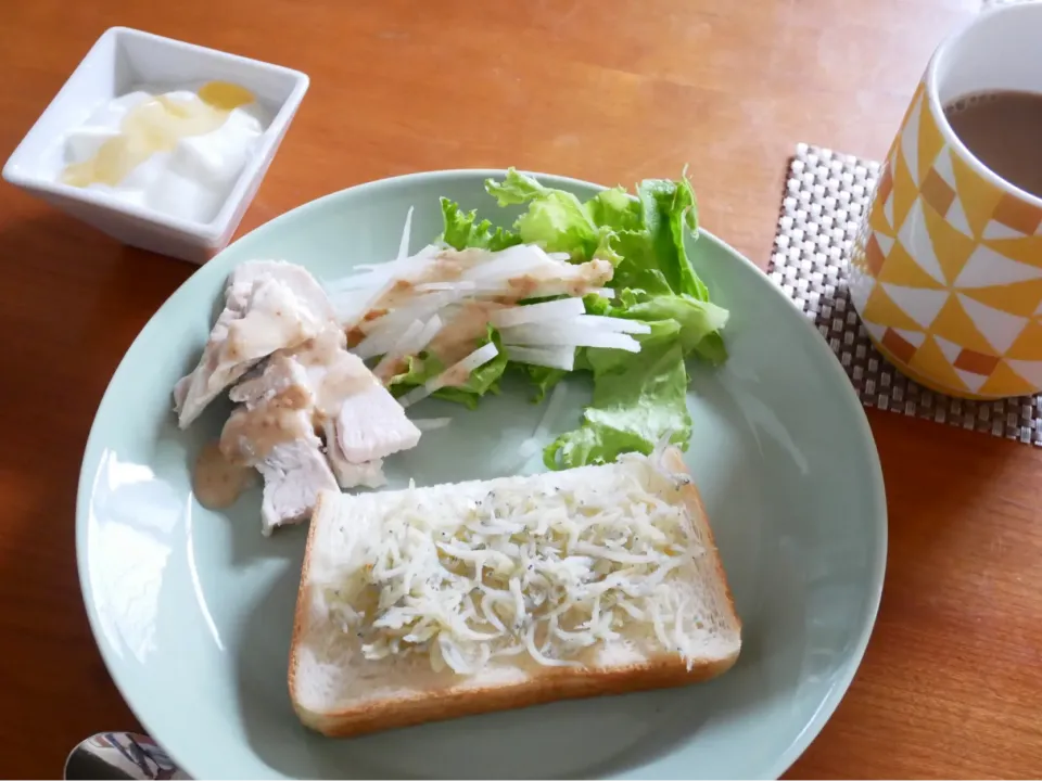 Snapdishの料理写真:20/05/08 朝ごばん　しらすトースト|ikukoさん