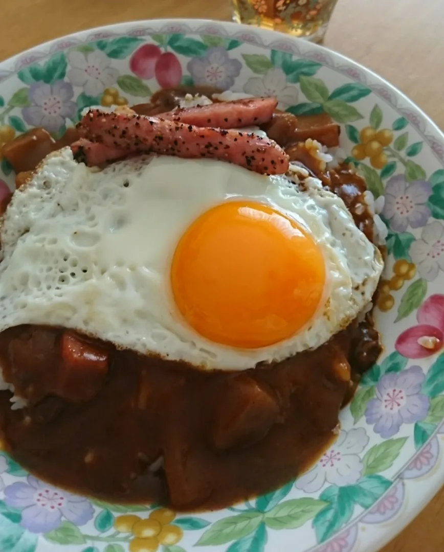 お昼はレトルトカレーに卵🍳|しまだ ちえこさん