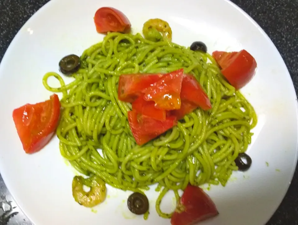 お昼🔆ご飯😋🍴💕✨トマト🍅と海老のバジルソースパスタ🍝|内藤ひろみさん