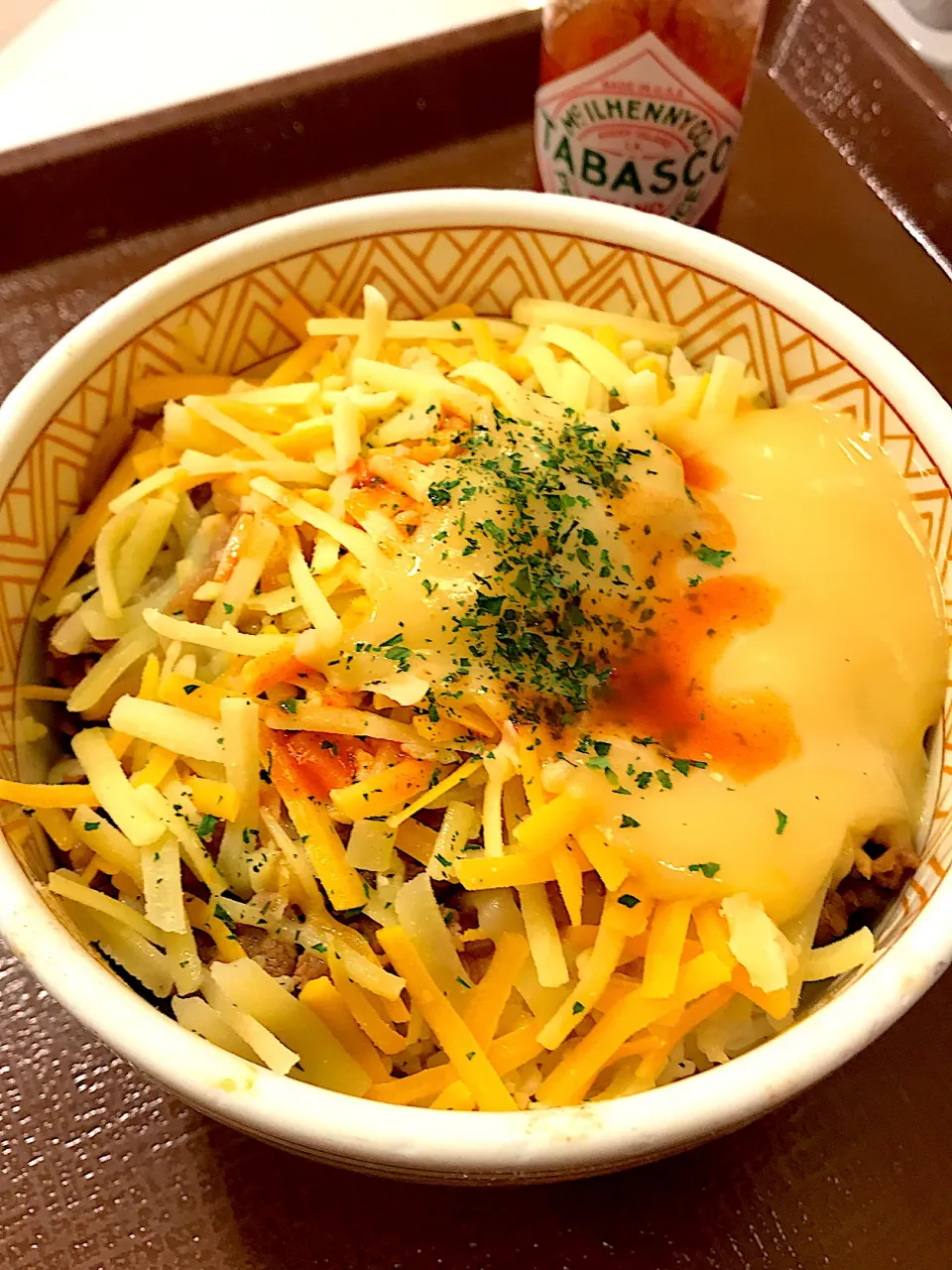 久しぶりに『すき家』でタバスコいっぱいかけてとろ〜り3種のチーズ牛丼🐮🧀ミニ440円|ま〜てぃんさん