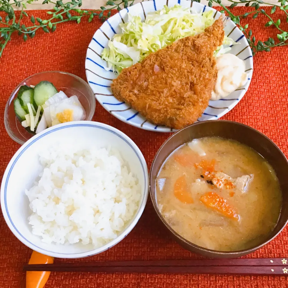 豚汁と地元で獲れた鯵でアジフライランチ❤︎|夢ーテルさん