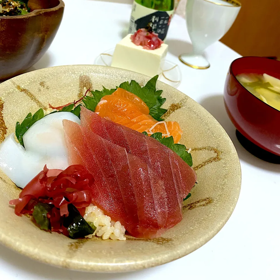 Snapdishの料理写真:玄米酢飯で海鮮丼🍣|りさこさん