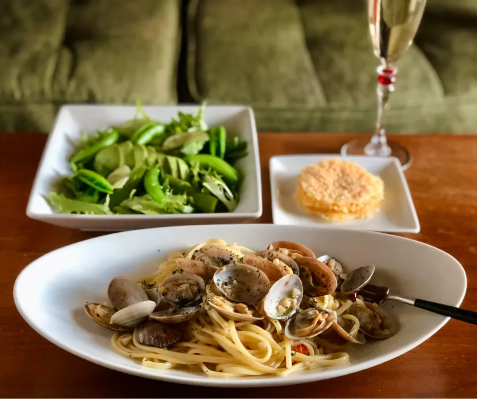 ボンゴレビアンコとグリーングリーンサラダ、チーズ煎餅で家飲み　　　　　　Vongole Bianco|マユマユさん