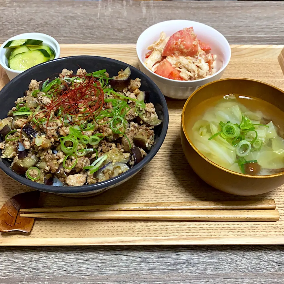 那須と挽肉のごちそう丼 味噌汁 鶏ささみの胡麻和えトマトサラダ 胡瓜の浅漬け|m iさん