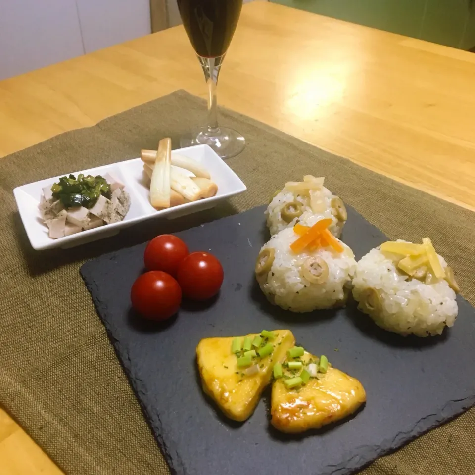 angiee♡さんの料理 Onigiri(Rice ball, Baril, Olive)／バジルとオリーブ、チーズのひと口おにぎり🌿|のんさん