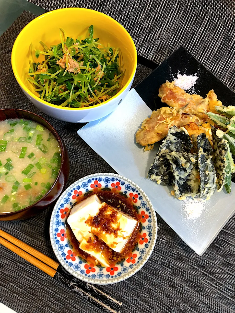 片口鰯の梅肉天、オクラ天、海苔天、豆苗とシーチキンの胡麻サラダ、湯豆腐、なめこの味噌汁|okmtsekさん