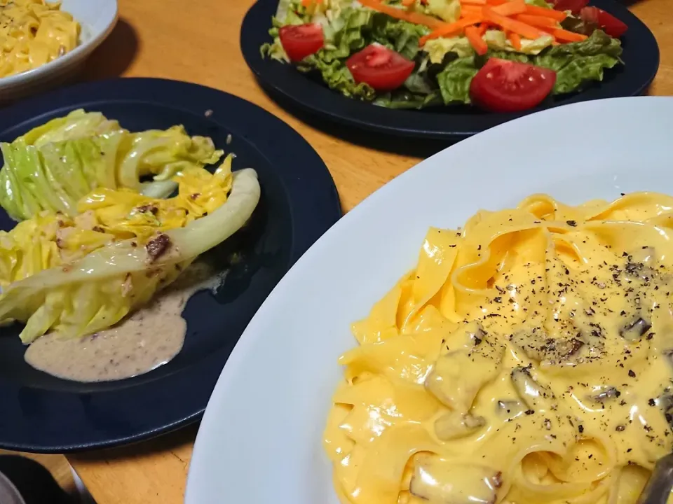 Snapdishの料理写真:【いつかの晩ご飯】燻製ベーコンのカルボナーラ／キャベツの蒸し焼き～アンチョビクリームソース～／サラダ|Kanaさん