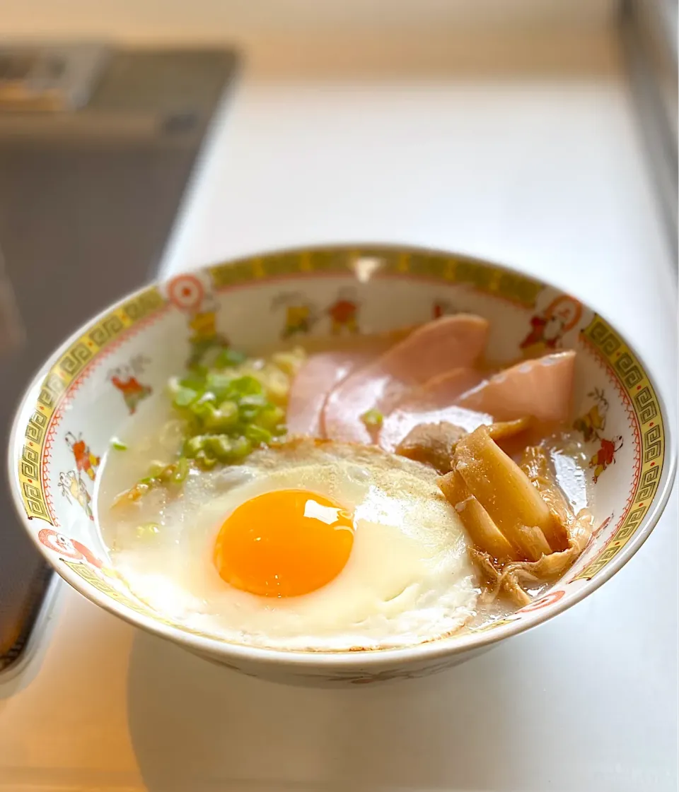 ラーメンに目玉焼き|かっちゃん杉さん