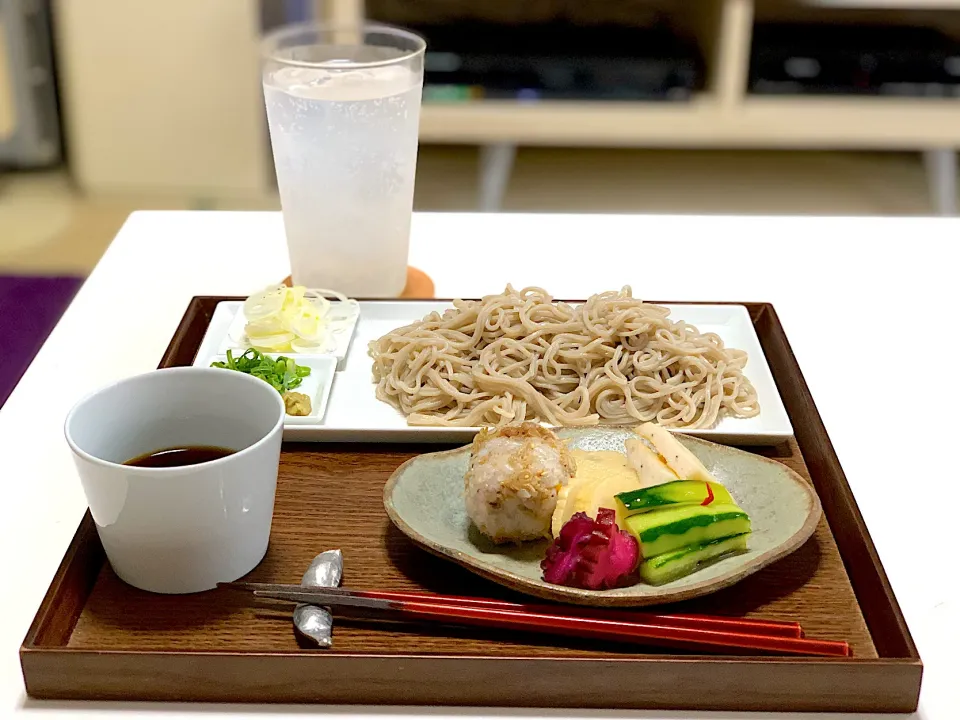 お昼ごはん。ざるそば定食。じゃことそぼろのおにぎり、ふぐてん、漬物３種。|yukiさん