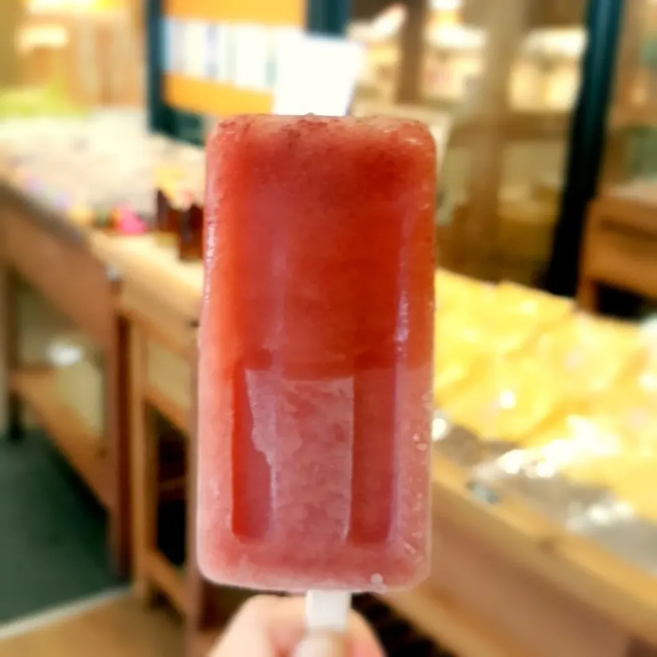 Snapdishの料理写真:洛神花冰棒🍦Roselle popsicle🤩
ローゼルポップシクル💕|Teresaさん