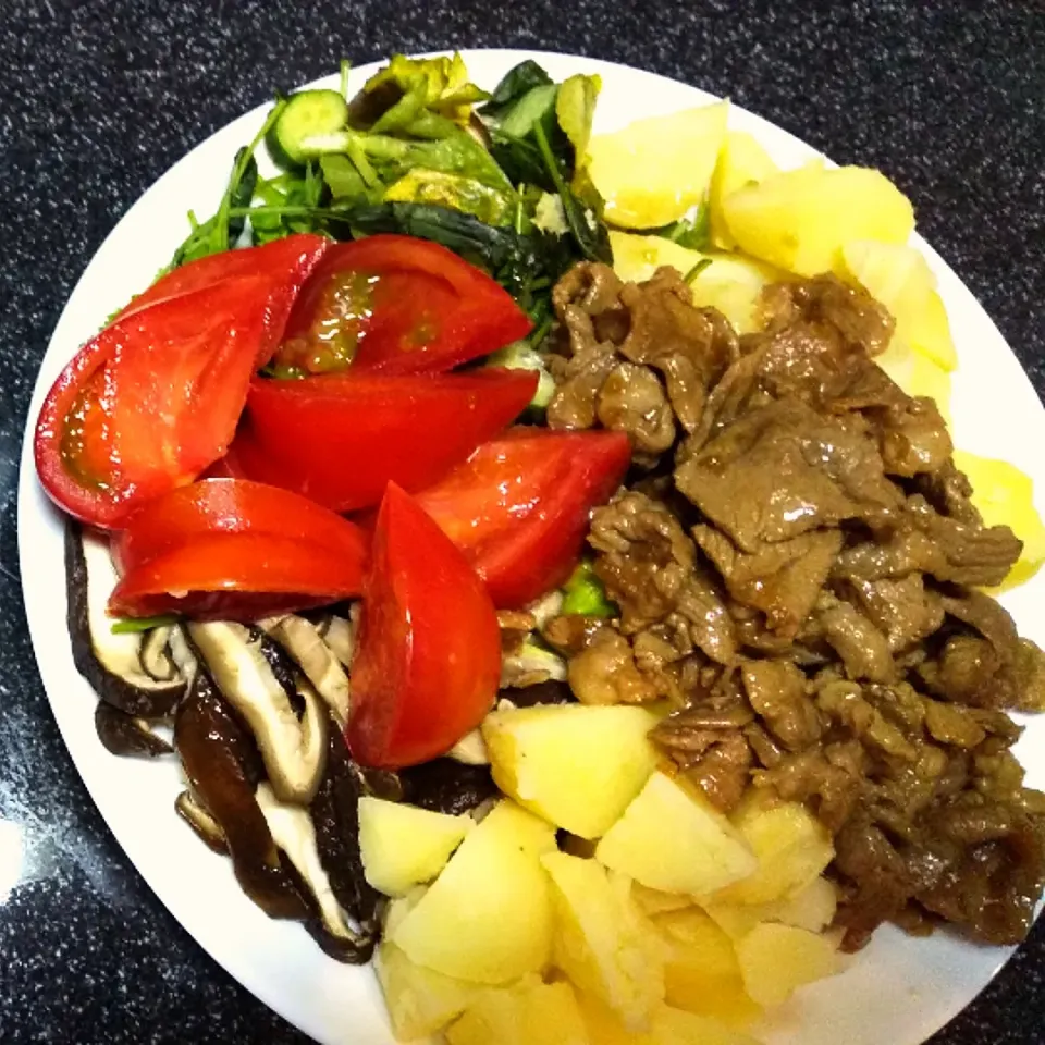 ✨💗盛り合わせ💗✨トマト🍅と葉もの🥗としいたけのソテー🍄と茹でじゃが🥔とラム肉の玉ねぎソース🥩😊👌💕|内藤ひろみさん