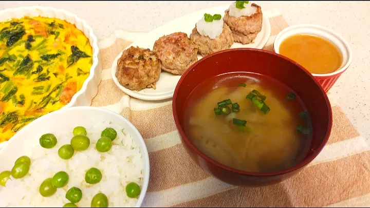 Snapdishの料理写真:💕グリンピースご飯・豚挽肉のつくね・ほうれん草とベーコンのキッキュの夕ご飯💕|yuiママさん