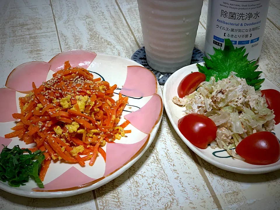 Snapdishの料理写真:今日の男飯絆は、
アテだに(静岡弁)
にんじんしりしりと生らっきょと鶏ササミのマヨ和え(*^。^*)|ひーちゃんさん