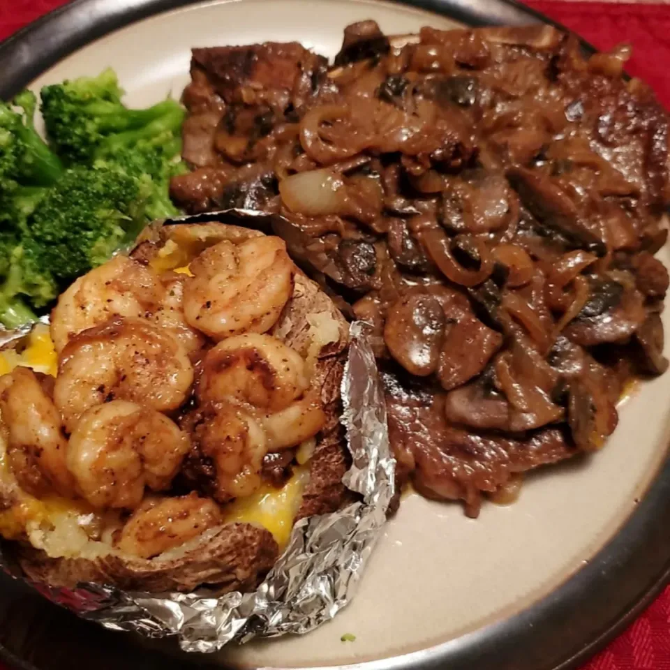 Snapdishの料理写真:Keke Braggs's dish T-Bone steak with sauteed onions and mushrooms, bake potato with sauteed shrimp and broccoli|Kekeさん