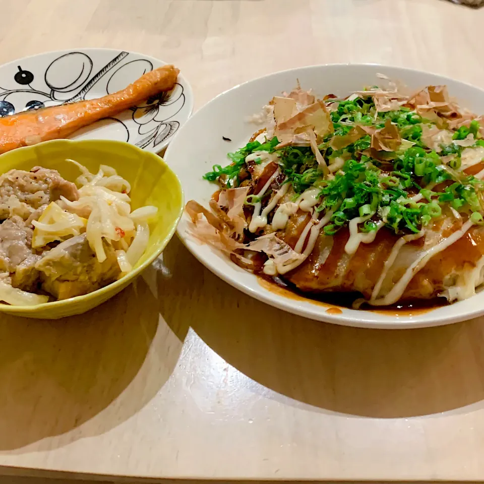 夜ご飯☺︎広島焼き☆鶏ももと新玉ネギのマリネ☆鮭の塩焼き|とまこ(*^o^*)さん