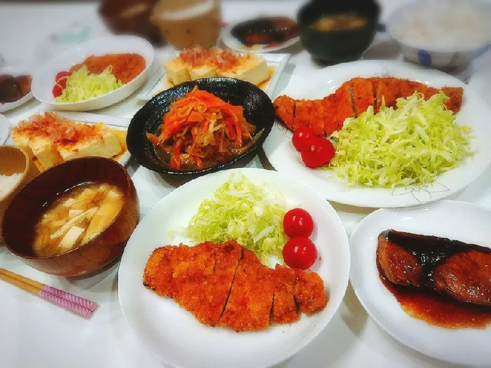 夕食(^ー^)
トンカツ&サラダ
ブリの照り焼き
揚げ出し豆腐
切り干し大根の煮物
お味噌汁(もずく、豆腐、油揚げ)|プリン☆さん