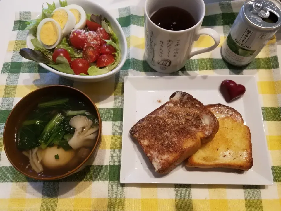 サラダとキノコ汁の朝ごはん☕🍞|ポロポロさん