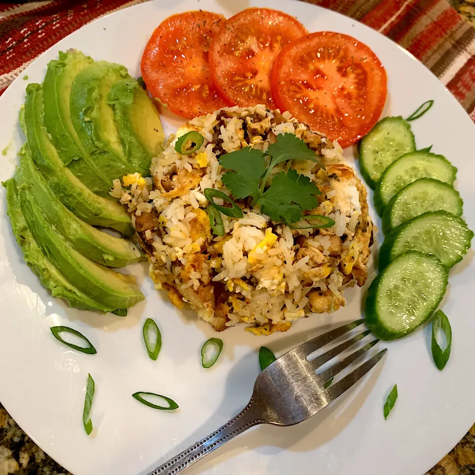 A healthy brunch consists of Sticky Fried Rice, sliced avocado 🥑, tomatoes, and cucumbers 👌|Alma's Home Kitchenさん