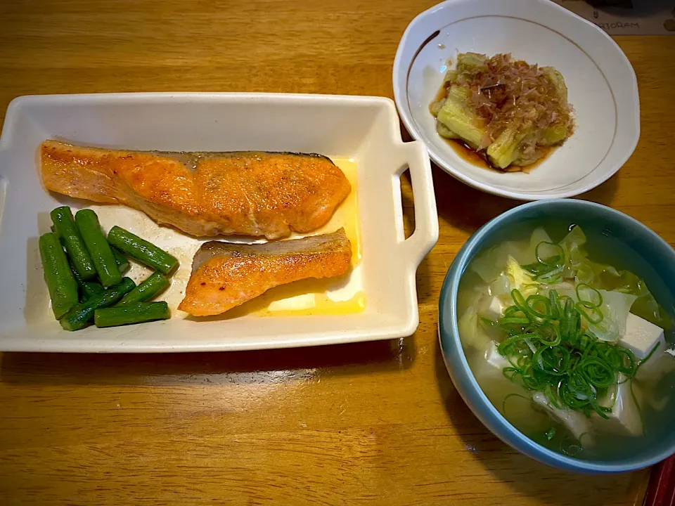 鮭のムニエルと、焼き茄子と、豆腐とキャベツの味噌汁|もえさん