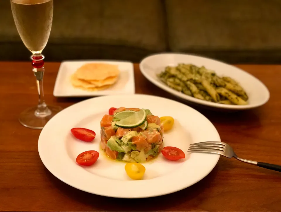 サーモンとアボカドのタルタル、ジェノバパスタ、チーズ煎餅でオンライン飲み会　　　　Tartare with salmon and avocado　|マユマユさん