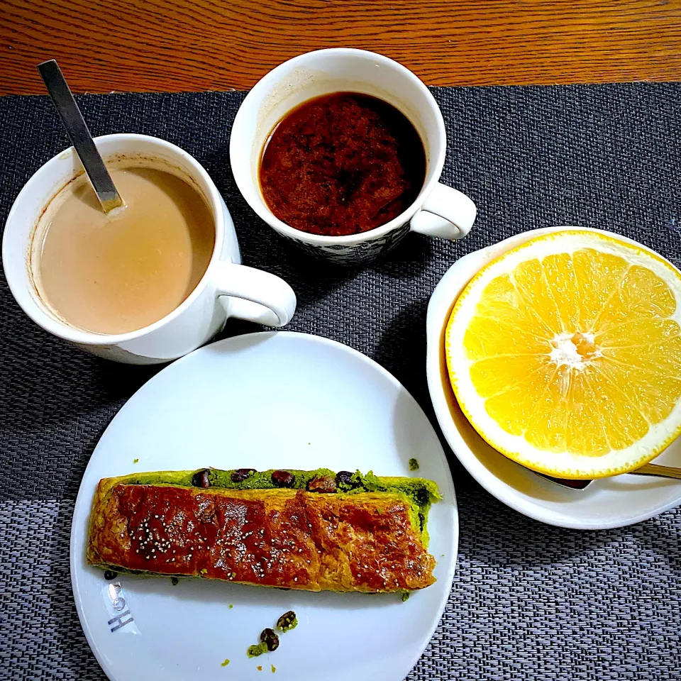 Snapdishの料理写真:5月9日　朝ごはん　抹茶豆パン、味噌汁、グレープフルーツ、カフェ・オ・レ|yakinasuさん