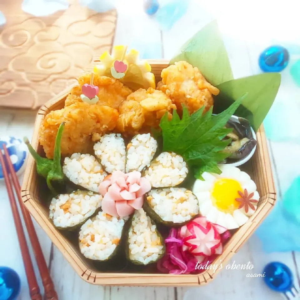 Snapdishの料理写真:お花の海苔巻かず弁当🍀|asamiさん