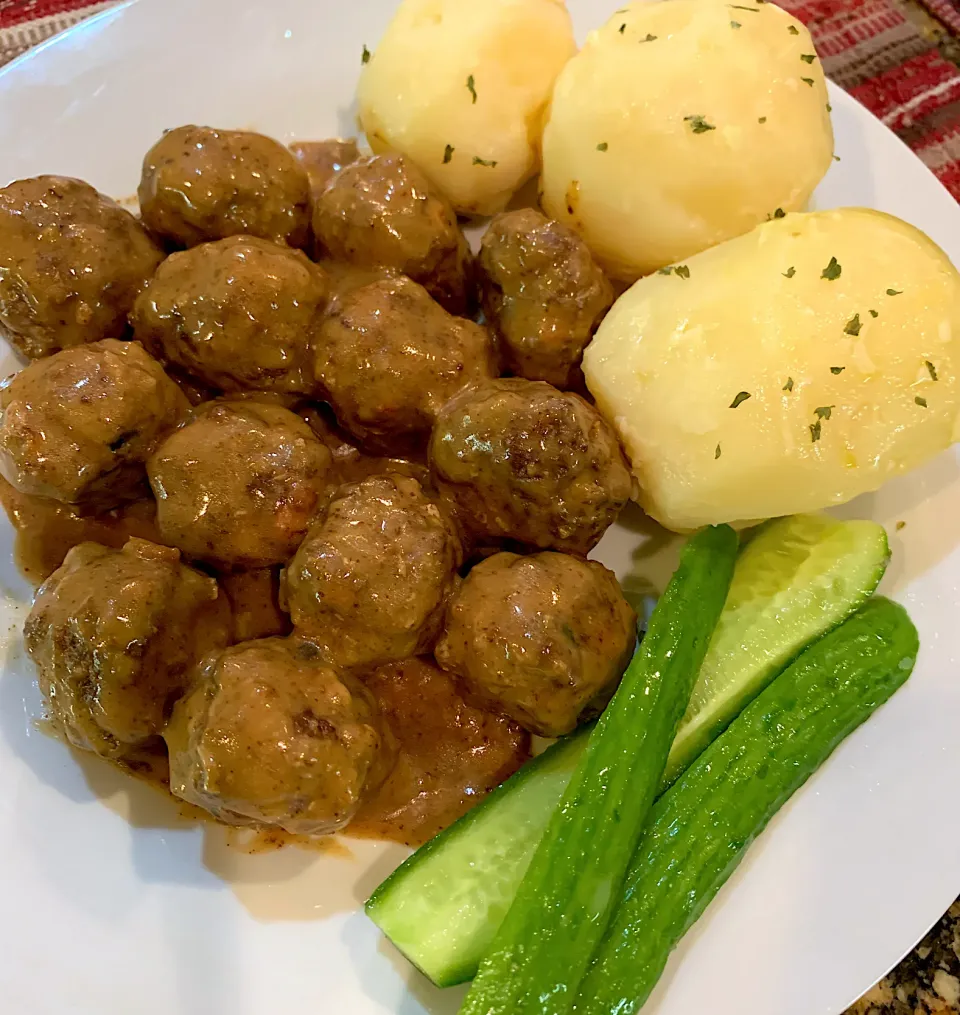 Meatballs with Gravy. Buttered Potatoes & sliced cucumbers 🥒 on the side|Alma's Home Kitchenさん