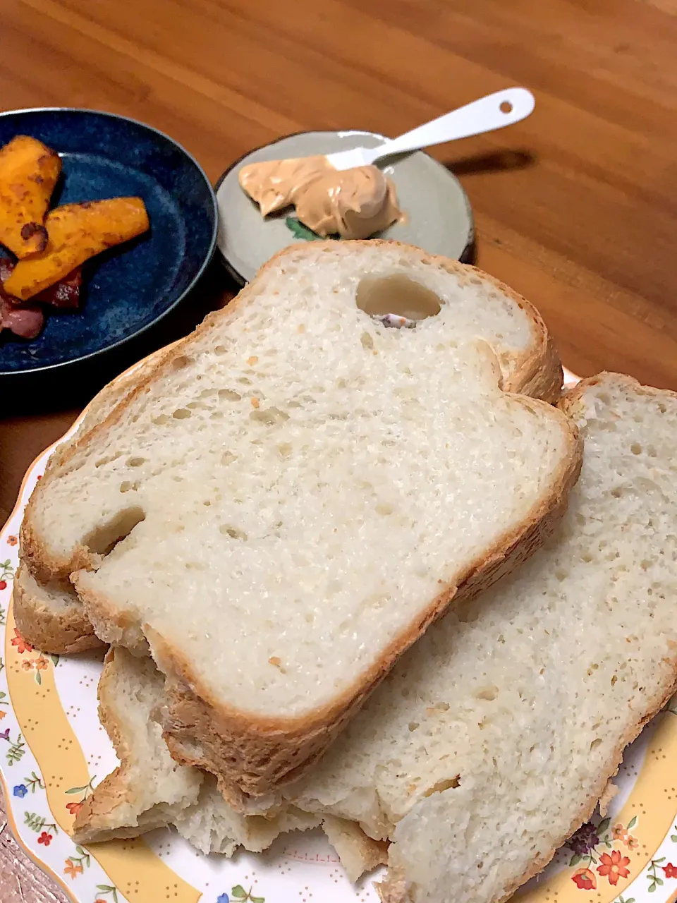 ゴパン　で焼いたパン　どうやったら綺麗に切れるの謎です　カボチャのワイン蒸し添え|Mzkさん