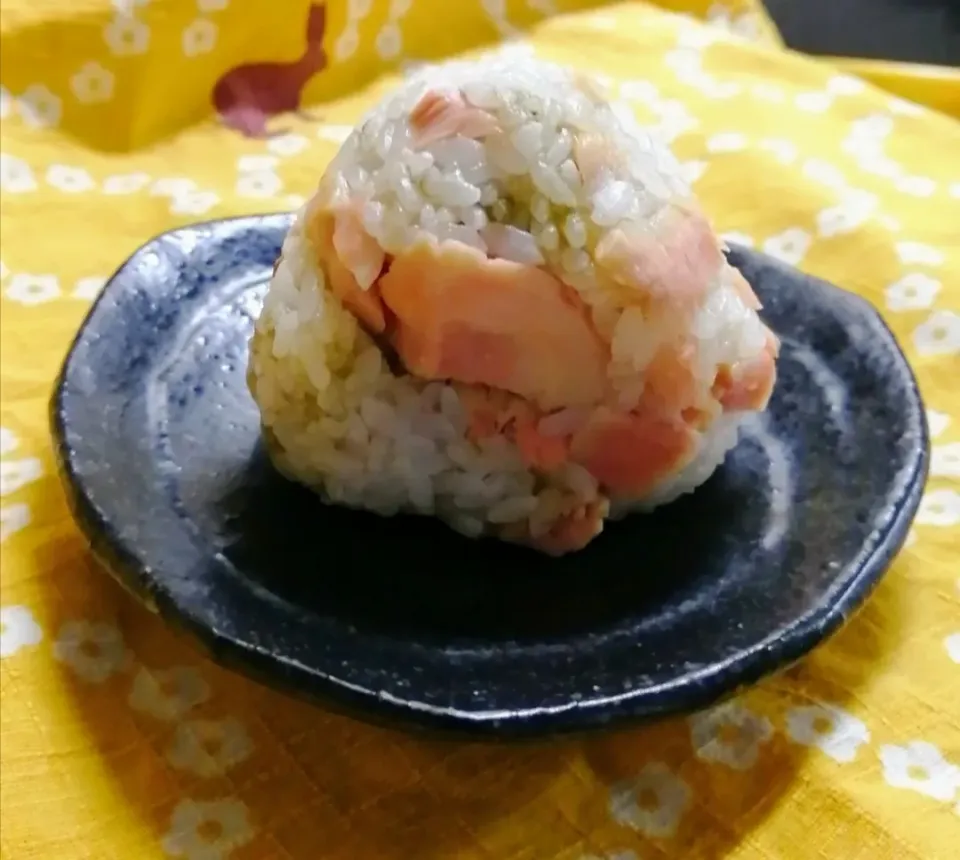 鮭ととろろ昆布のおにぎり🍙|sunnyさん