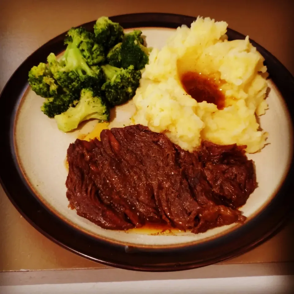 Keke Braggs's dish Chuck beef roast, homemade mashed potatoes and broccoli|Kekeさん