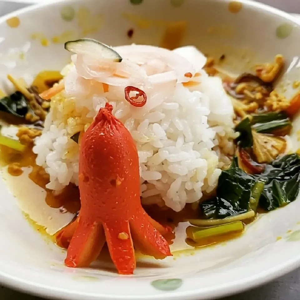 小松菜とゴボウとえのき茸の鶏キーマカレーinタコさんウインナー🐙|ふじわらたくやさん