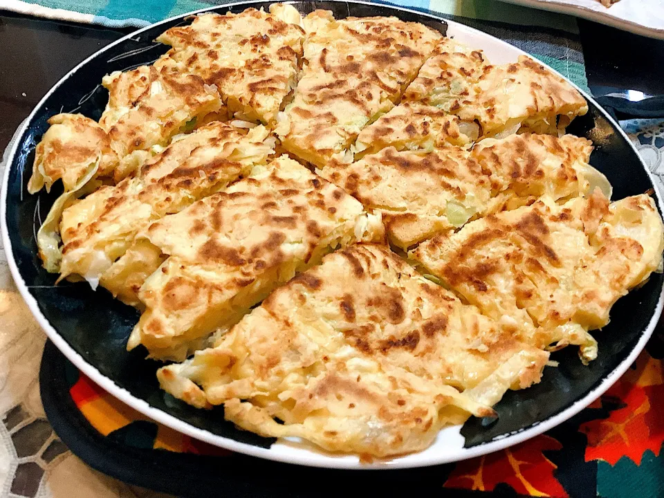 今日のお昼は粉物😋キャベツ焼き|アライさんさん