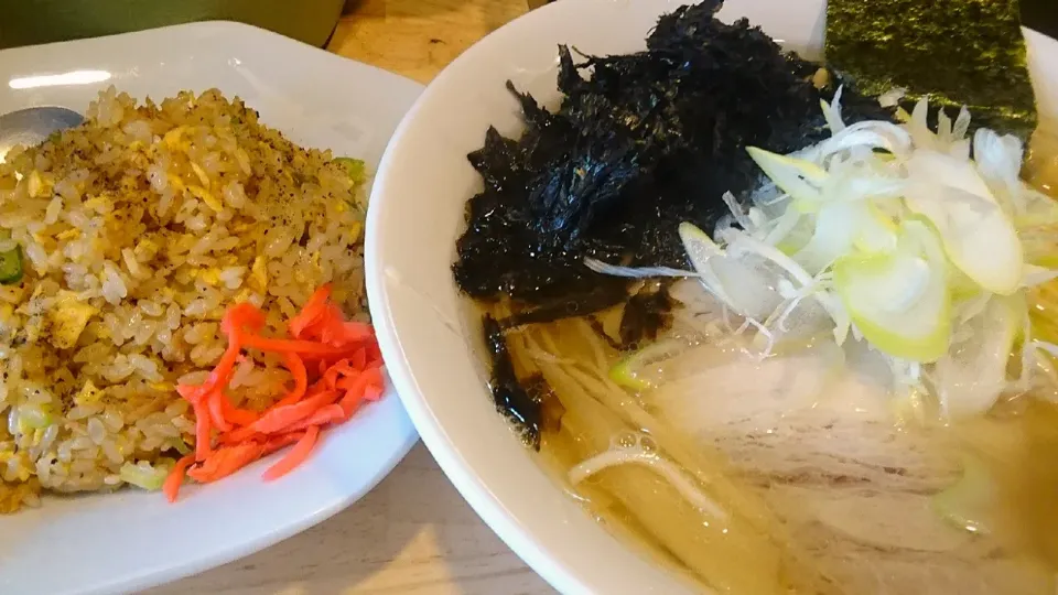 【テイクアウトメニューあり】
新潟中華そば うめ川
ラーチャン（1,050円、
ラーメンと半チャーハン）
＋岩のり（100円）
＠板橋区役所前、新板橋、板橋
（赤羽：徒歩40分、さらに短縮）
20093 #食べて応援|大脇さん