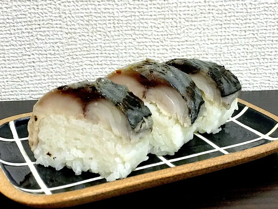 Snapdishの料理写真:炙りしめ鯖の鯖寿司🐟|てんのすけさん