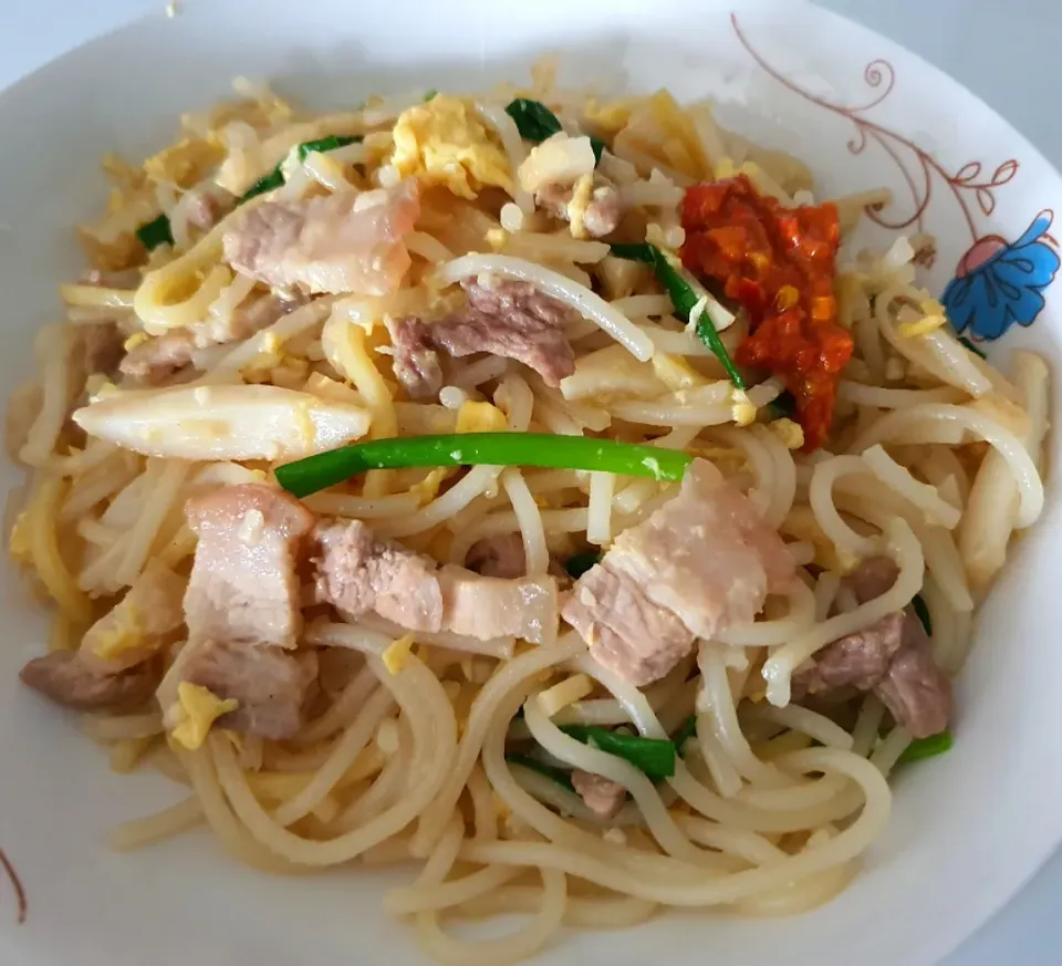 💗StayHomeLunch: Pork belly Hokkein Mee💗
Garlic Spring Onions Egg Sambal Belachan slice fish cake|🌷lynnlicious🌷さん