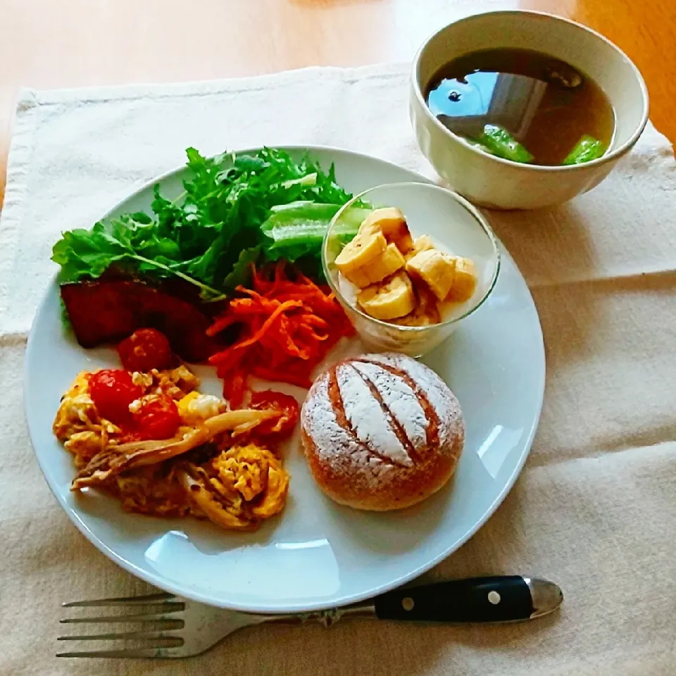 新玉ねぎパンで朝ごはん|えるえるさん