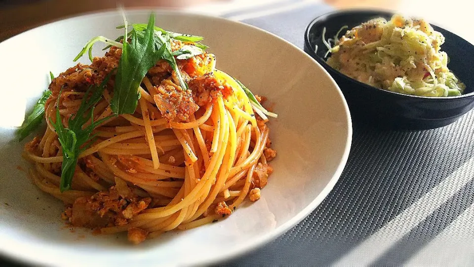 鶏ひき肉と玉ねぎの
昆布茶ﾄﾏﾄﾊﾟｽﾀ～🍝
の昼ごはん✨|kaz(*･ω･)さん