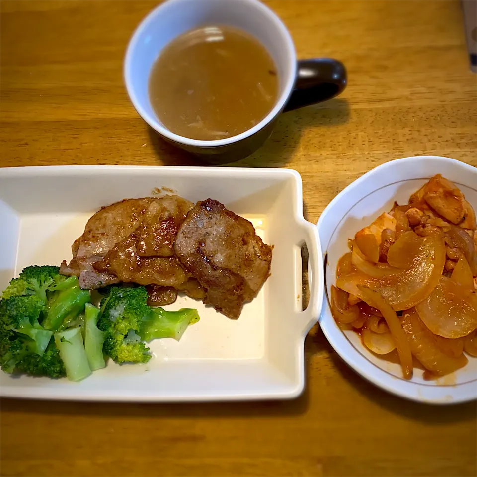 Snapdishの料理写真:豚の生姜焼きと、スモークチキンと玉ねぎのケチャップ炒めと、フカヒレスープ|もえさん