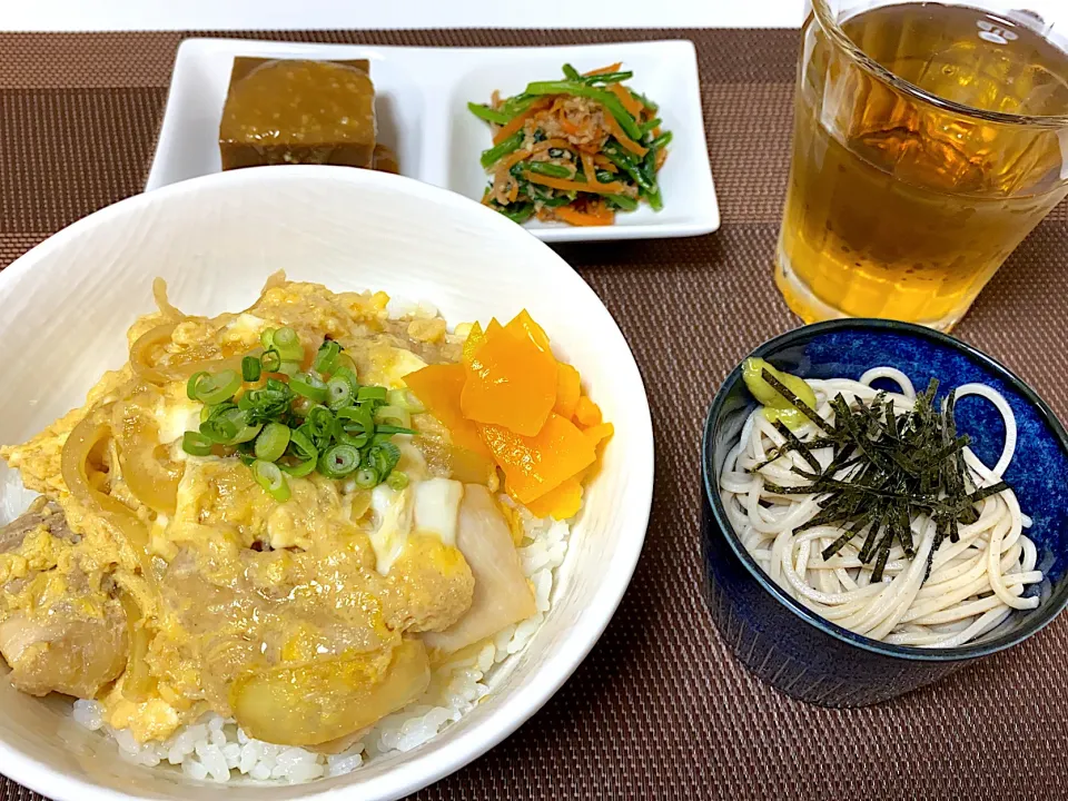 親子丼　そば　胡麻豆腐　ほうれん草と人参とツナの胡麻和え|momococoさん