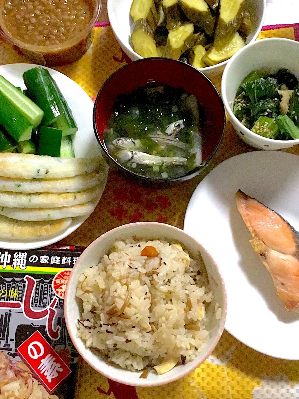 Snapdishの料理写真:沖縄じゅーしぃご飯　塩鮭　高菜の煮浸し　味噌汁　もろきゅう　笹かま|掛谷節子さん