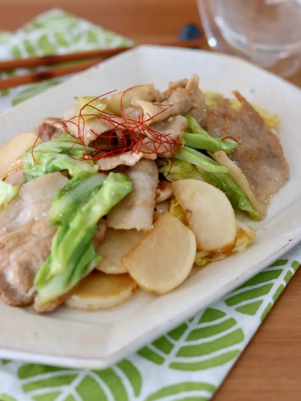 【生産者応援野菜】キャベツとカブ、豚バラ肉のオイスターソース炒め|とんかつ子さん