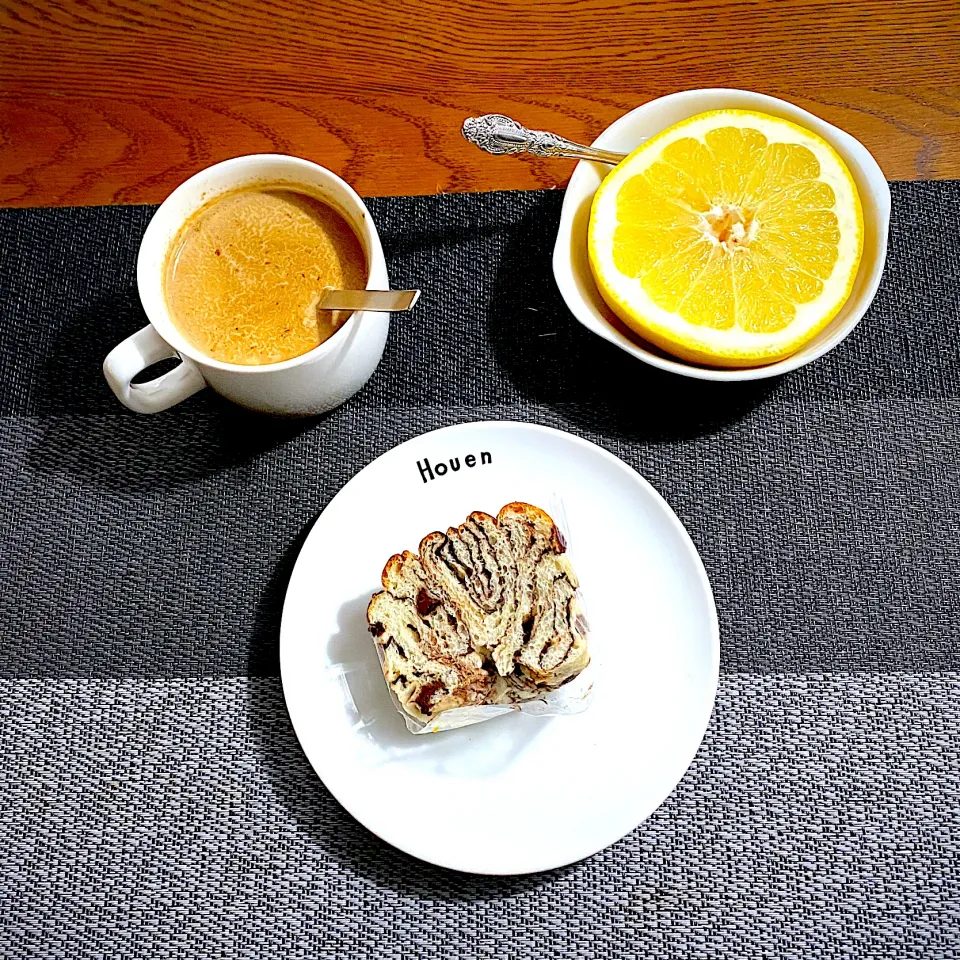 Snapdishの料理写真:5月10日　朝ごはん　チョコロールパン、グレープフルーツ、カフェ・オ・レ|yakinasuさん