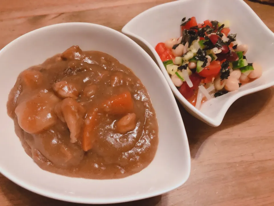 Snapdishの料理写真:カレー、大豆とひじきのサラダ|mayuyuさん