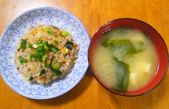 Snapdishの料理写真:５月１０日　しらすと小松菜の炒飯　わかめと豆腐のお味噌汁|いもこ。さん