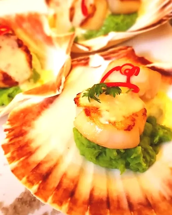 Seared scallops/smashed green peas/creamy lime caviar sauce|Bipinさん