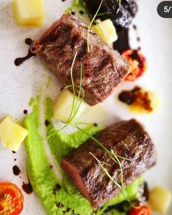 Seared lamb loin/green peas puree/bouchon potato, balsamic onion & semidried tomatoes|Bipinさん