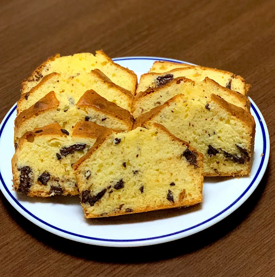 Snapdishの料理写真:チョコ入りパウンドケーキ🍫　母の日の夜 急に焼きたくなった😊|sakiさん