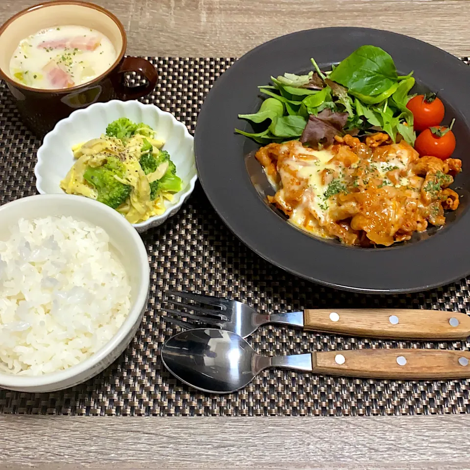 ご飯 豚肉と玉ねぎのチーズケチャップ炒め キャベツとベーコンのミルクスープ ブロッコリーとささみのハニーマスタードサラダ|m iさん