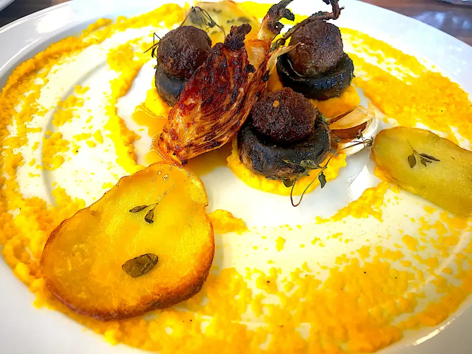 Spiced Meatball Stuffed Mushrooms, Carrot Purée, Roasted Fennel, Hollandaise Sauce, Potato Chips with herbs|Lanaさん