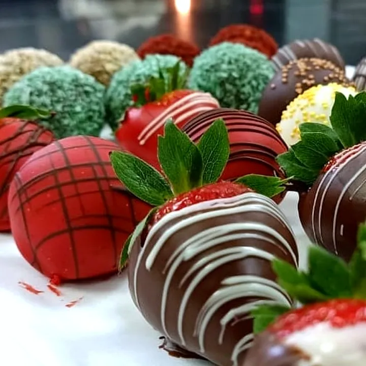 Chocolate coated  strawberries,& dusted chocolates|Bipinさん